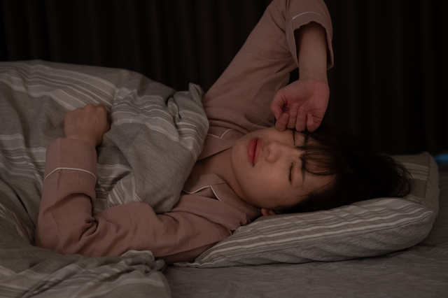 眠りが浅いのはなぜ?不眠に陥る原因と眠れない夜の対処法
