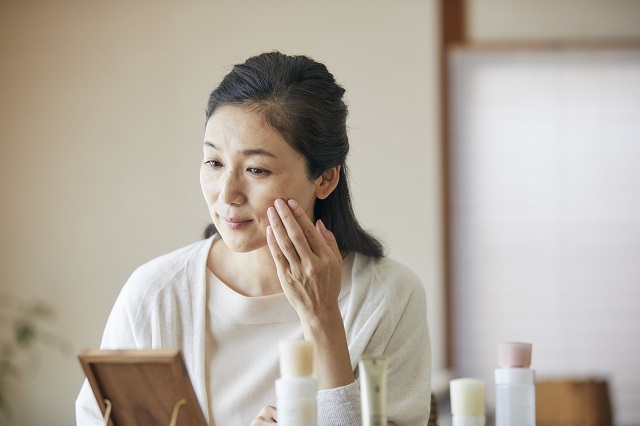 自信のない日々にさよなら。年齢を重ねたお肌(年齢肌)のお悩みの原因と気をつけたい3つの習慣