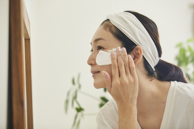 自信のない日々にさよなら 年齢を重ねたお肌 年齢肌 のお悩みの原因と気をつけたい3つの習慣 コラム 基礎化粧品ドモホルンリンクル 自信のない日々にさよなら 年齢を重ねたお肌 年齢肌 のお悩みの原因と気をつけたい3つの習慣 コラム 基礎化粧品ドモホルンリンクル