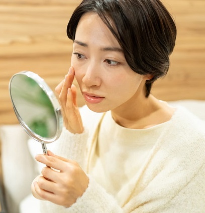 ほうれい線ができやすい人の特徴って 原因と目立たなくする3つの新習慣 コラム 基礎化粧品ドモホルンリンクル