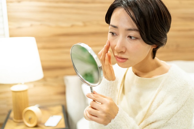 下がった頬にため息。顔のたるみの原因と効果的なフェイスストレッチ