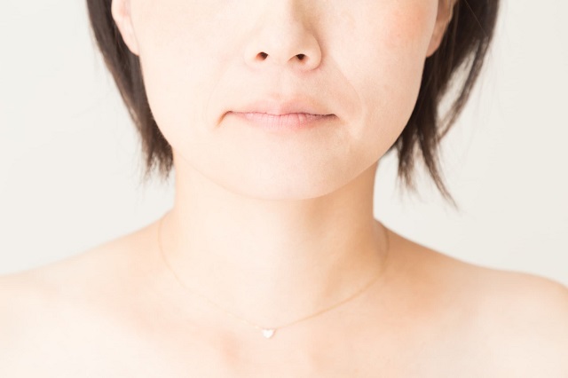 下がった頬にため息 顔のたるみの原因と効果的なフェイスストレッチ コラム 基礎化粧品ドモホルンリンクル