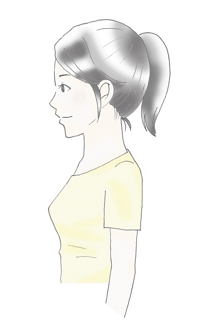 肩甲骨を寄せるイメージをしながら、姿勢を正します。鏡を見て、鎖骨の真ん中とあごを結ぶラインが三角形になるように顔をおこします。