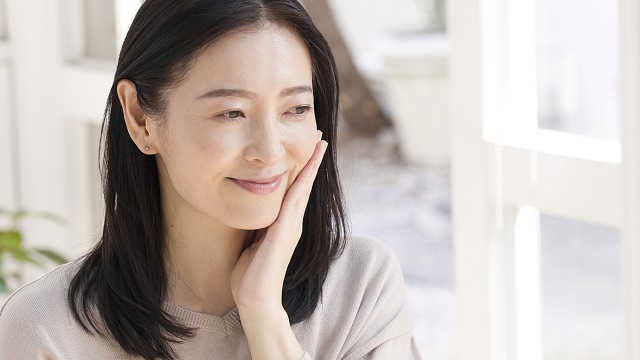 お肌の老化を防ぐためには