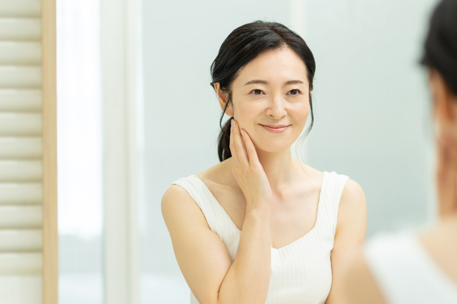 お肌のゴワつきをどうにかしたい!角質肥厚の原因と予防法を解説