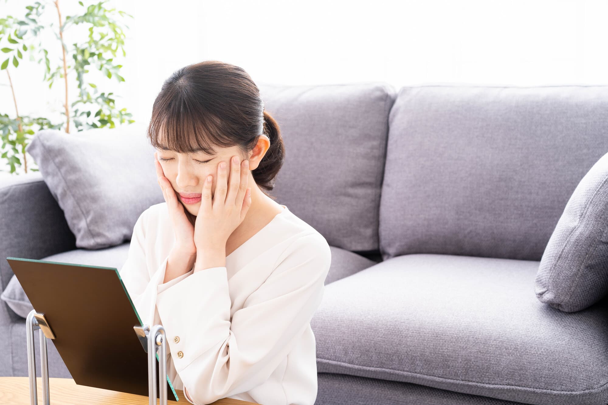 お肌が弱い方必見!敏感肌の原因とスキンケアの注意点を解説