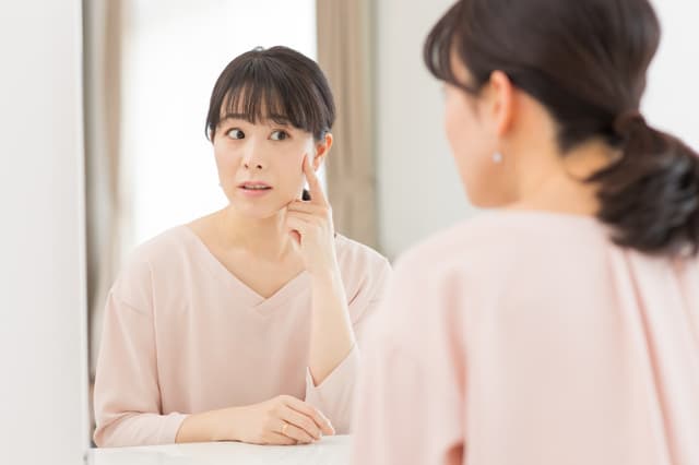目の下にしわができる原因