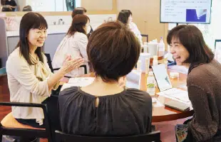 ���q�l���m�ł��b�����Ă���l�q