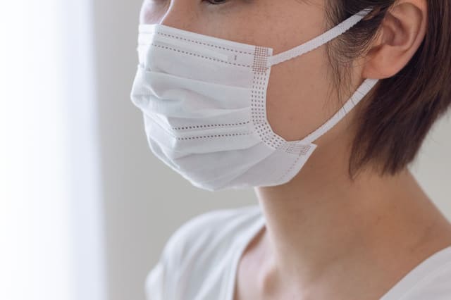 マスクを着けた女性の横顔
