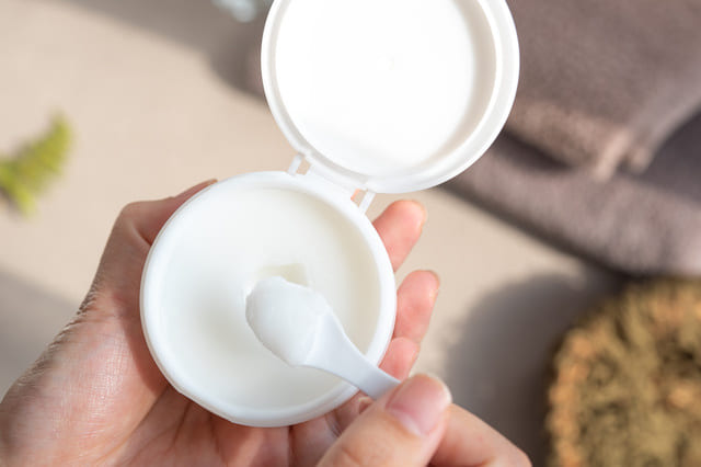 フタを開けたスキンケアクリームの容器