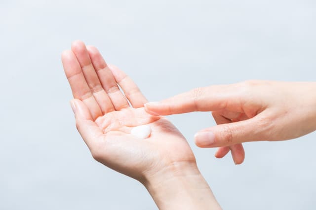 手のひらに化粧水を出す様子