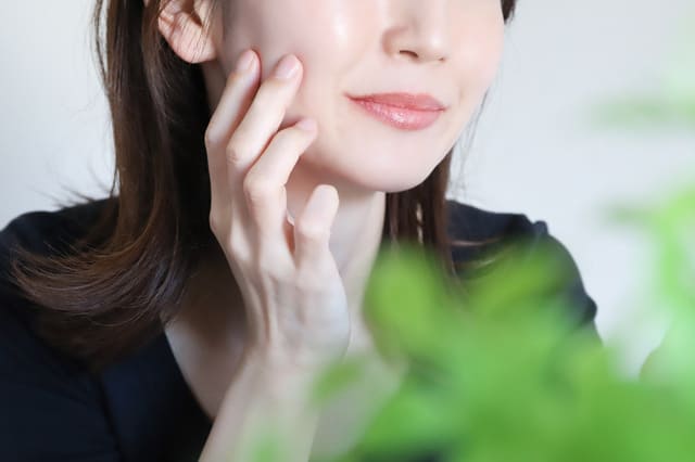 「ツヤ肌とテカリの違い」と見分け方。ツヤではなくテカリ肌に見える人の特徴と対策