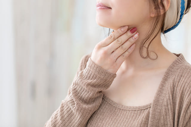 二重あごを速攻で解消する筋トレやマッサージはある?太っていないのに二重あごになる原因とは