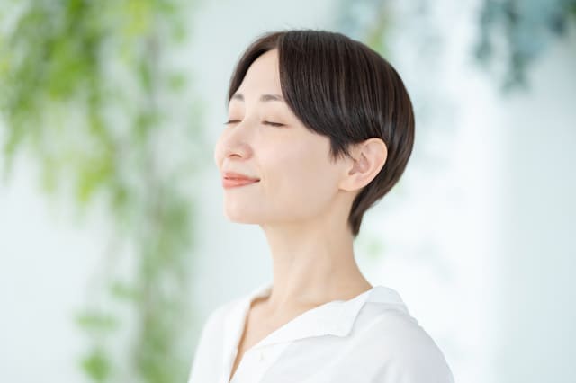 AɈ͂܂ꂽ邢ԂŐ[ċz鏗