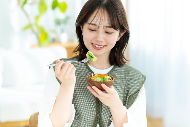 「顔のたるみはやせると治る?」たるみと体重の関係や顔やせに効く顔ヨガを紹介