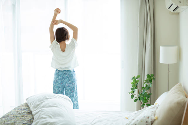 寝起きのおでこの脂がすごいときの対処法。オイリーでベタつく顔の皮脂を抑えるケア方法も