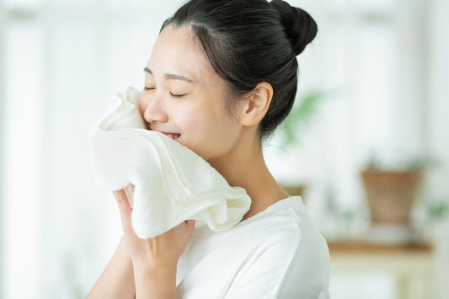 洗顔後に清潔なタオルで顔の水分を優しく拭き取る