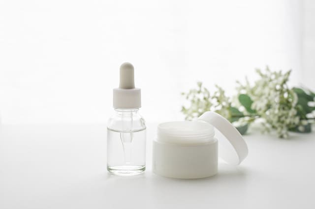 美容液とクリームが置かれた清潔感のあるイメージ
