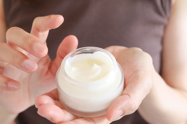 スキンケアクリームを手に取る様子