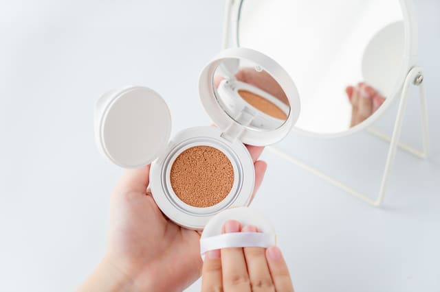 クッションファンデーションを手に取る様子