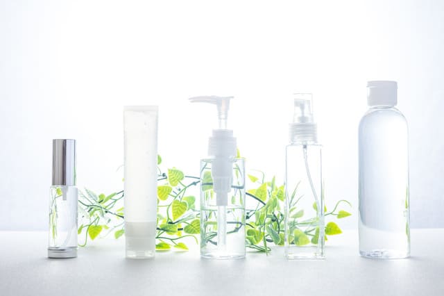 透明感のある化粧水ボトルが並ぶ清潔なイメージ