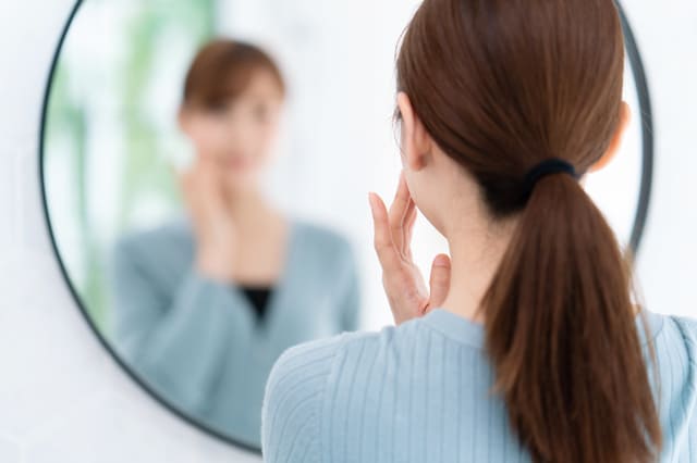 「顔の下半分のたるみ」を引き上げる改善法とは。ブルドッグ顔になる原因やカバーメイクも解説