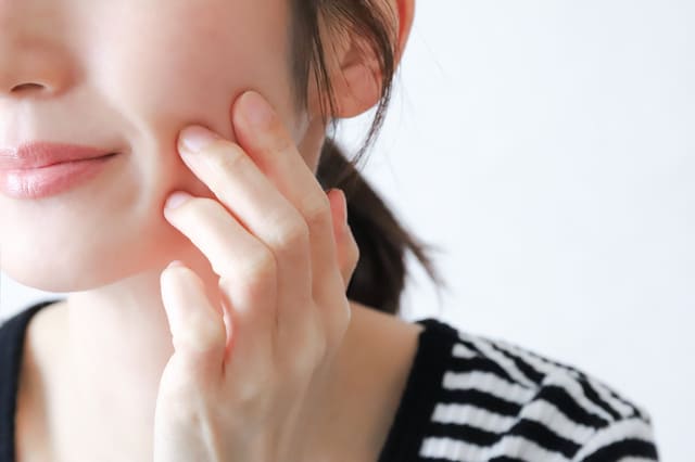 口元のたるみの原因と解消法とは。ほうれい線など部位・種類に応じた改善策を解説