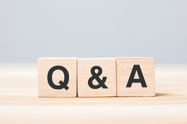 「Q&A」と書かれた木製ブロック