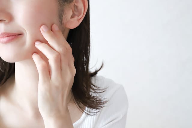 「ほうれい線の影」のせいで若いのに見た目の印象が老けて見える人の原因と対策