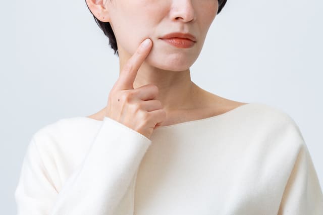 肌トラブルを気にする女性