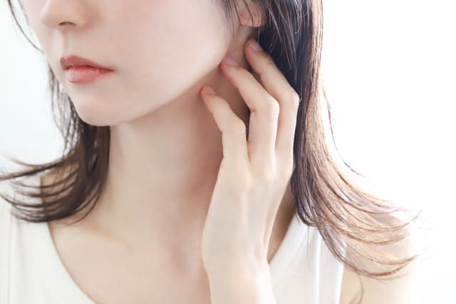 首の横シワが生まれつきある人の原因は?首のシワの悩みが消えるストレッチや改善策も紹介