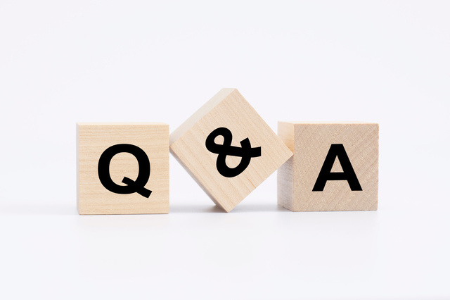 Q&Aの文字が書かれた木製ブロック