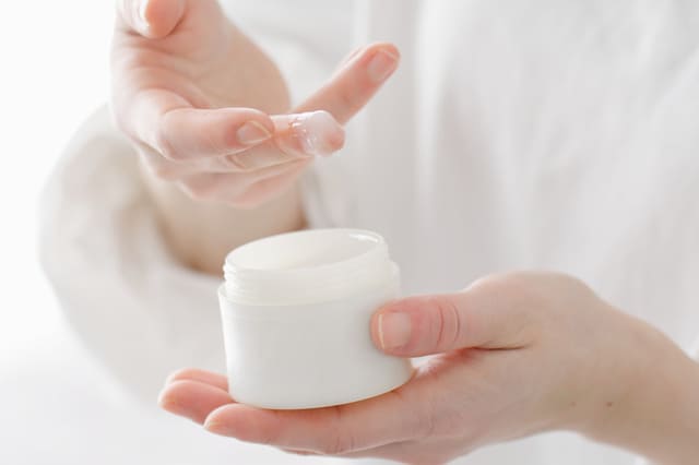 「顔の脂がすごい」女性向けの対処法とは。顔がテカる原因と皮脂を抑えるメイク術も紹介