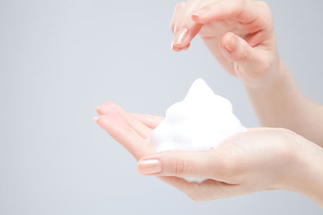 手のひらにスキンケアクリームを出す様子