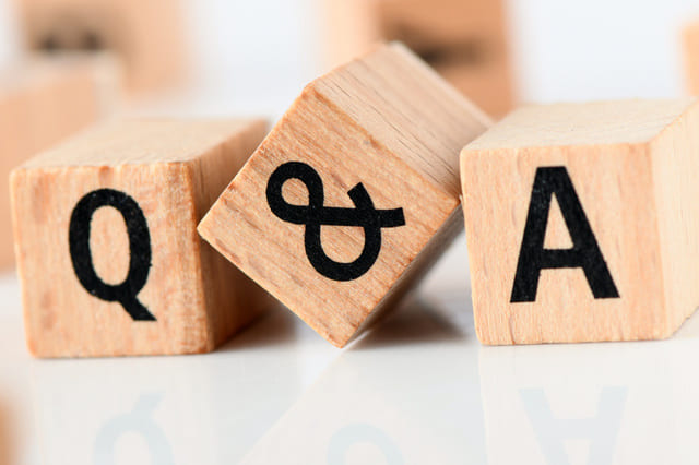 Q&Aの文字が書かれた木製ブロック