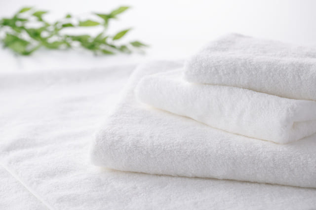 清潔に整えられた白いタオルのイメージ