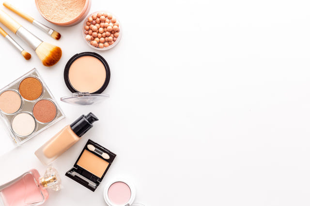 ファンデーションやブラシなどのメイク道具が並ぶテーブル