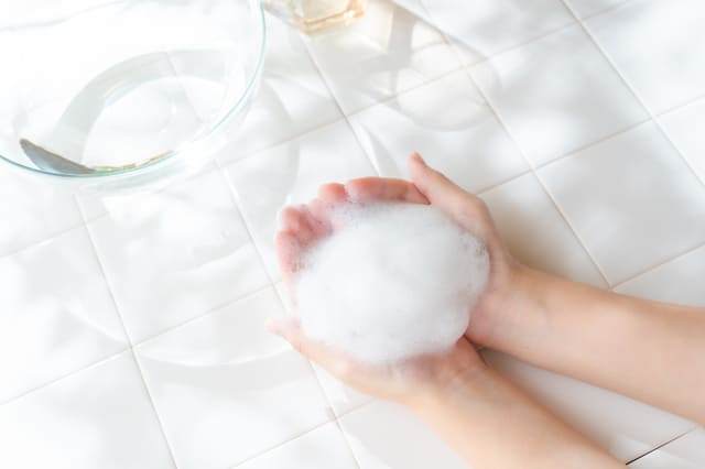 泡立てた洗顔料を手に持つ様子