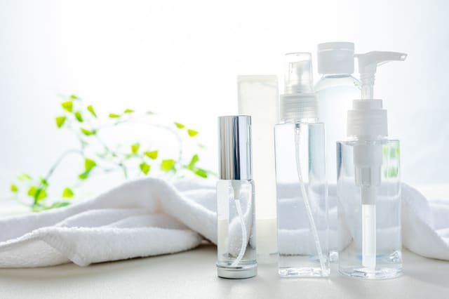 清潔感のある化粧品ボトルが並ぶイメージ