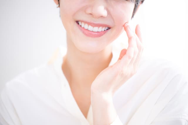 老け見えする笑いジワが目元・口元にできる人の特徴とは?ほうれい線との違いや改善法を紹介
