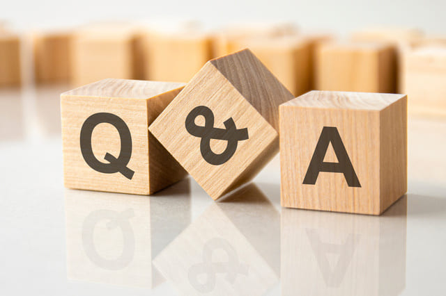 Q&Aの文字が書かれた木製ブロック