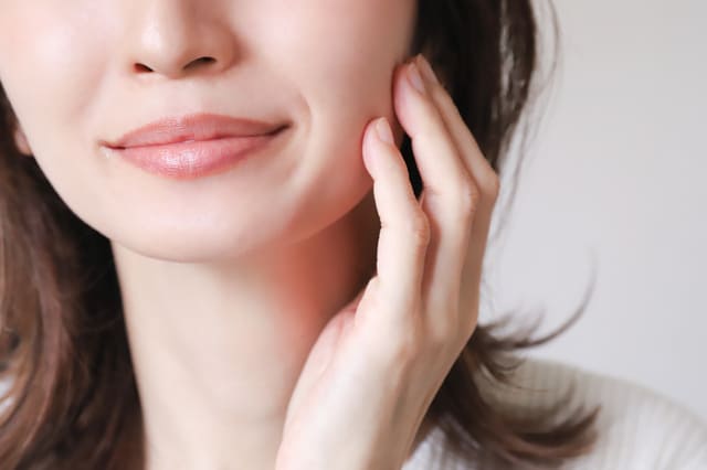 「毛穴がない人」はなぜいるの?毛穴が目立たない人のセルフケアや生活習慣を解説