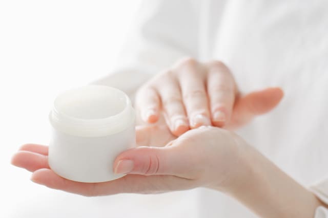 スキンケア用クリームを手のひらにのせるイメージ