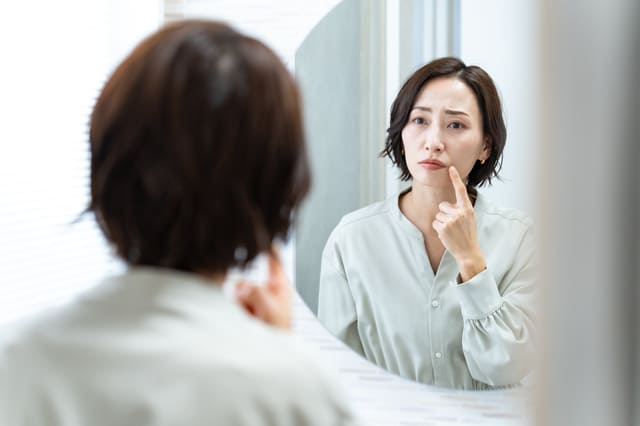 30代のほうれい線は生活習慣が原因に。若いのに老けて見える頬のたるみ・小ジワの予防法