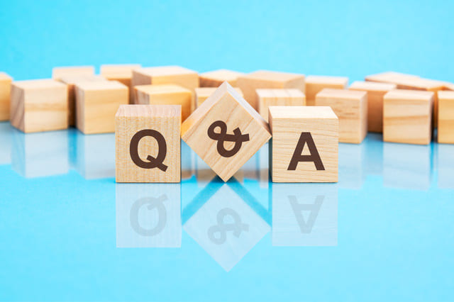 「Q&A」と書かれた木製ブロック