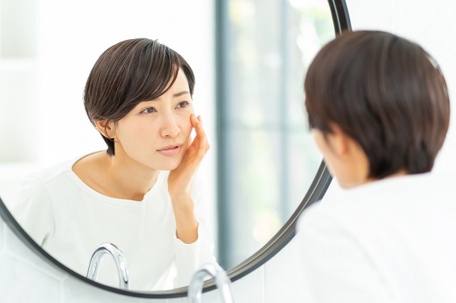 どうして顔がくすむの? くすみ肌になる6つの原因とセルフケア方法