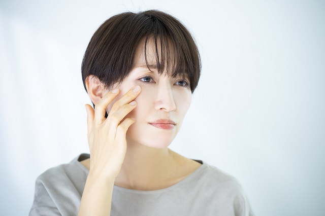 顔のテカリは脂性肌のせい？ オイリー肌になる3つの原因と改善方法