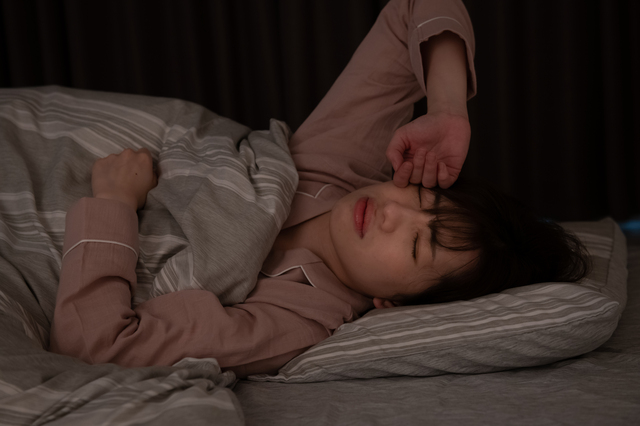 眠りが浅いのはなぜ？ 不眠に陥る原因と眠れない夜の対処法