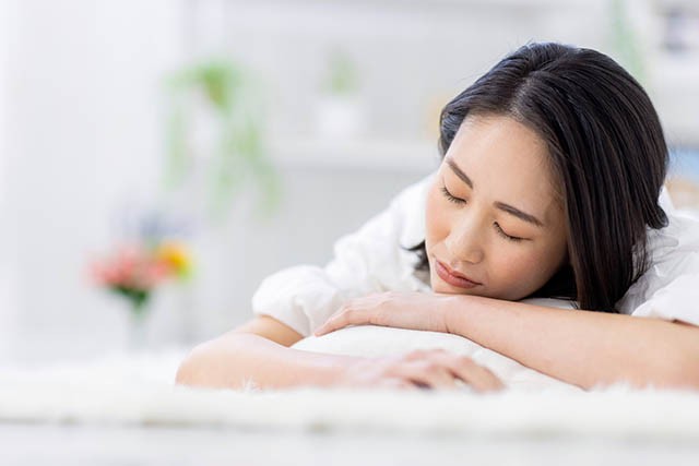 「寝ても寝ても眠い女性」はなぜ?考えられる原因と対処法を解説!