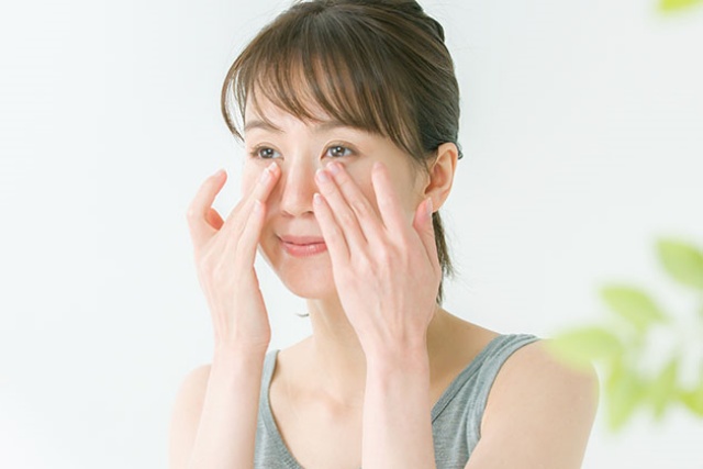 まぶたのシワの原因は?改善するには保湿重視のスキンケアとマッサージ